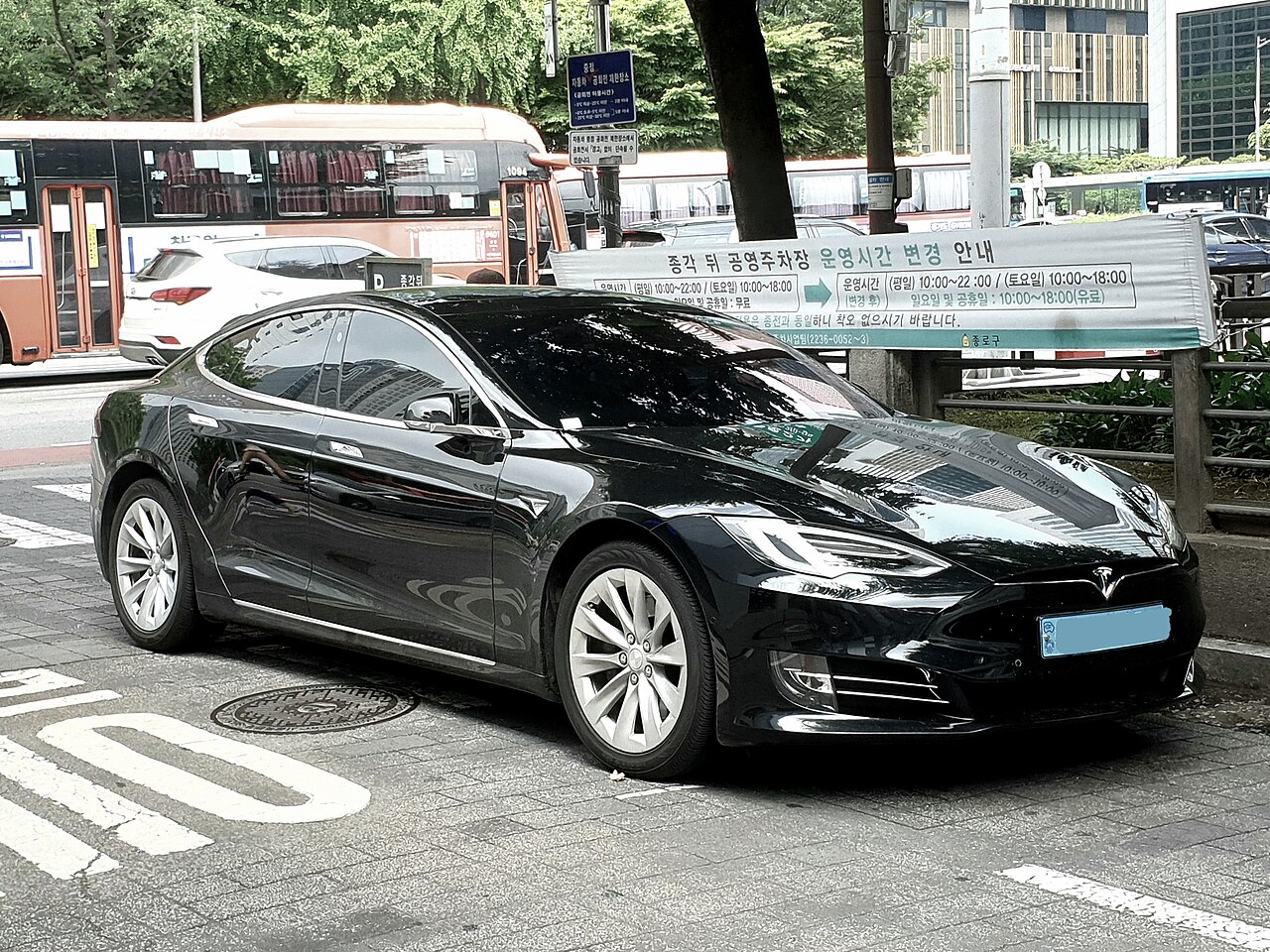 Tesla Model S — photo 1 of 1