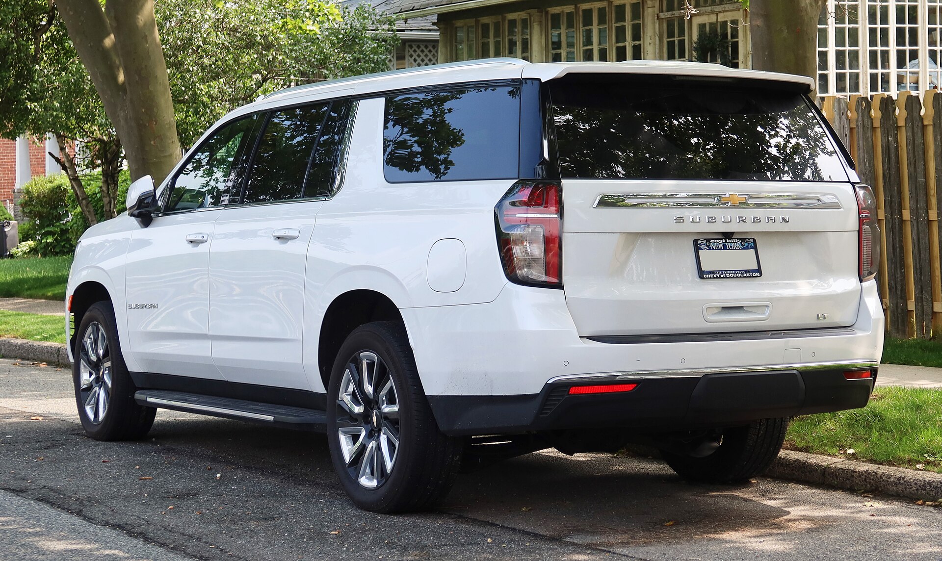 Chevrolet Suburban — photo 1 of 1